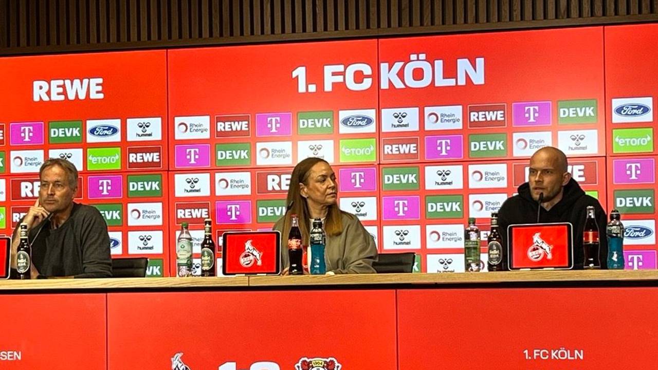René Wagner, Kölns Pressesprecherin Lil Zercher, und Kasper Hjulmand am 25. April 2026 auf der Pressekonferenz nach dem Spiel.