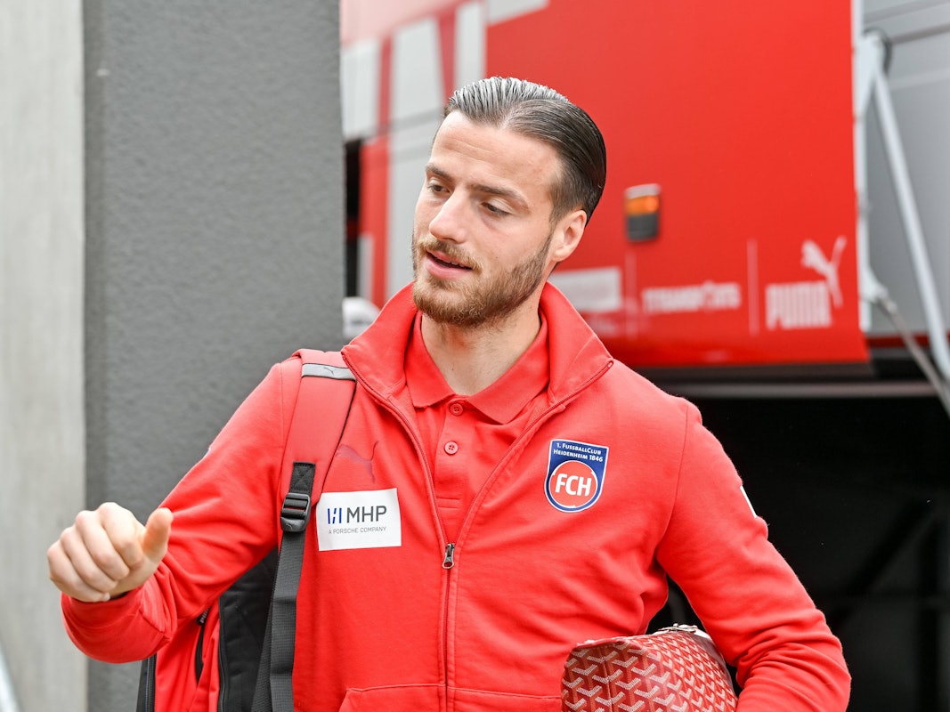 Diant Ramaj im Trainingsanzug des 1. FC Heidenheim.