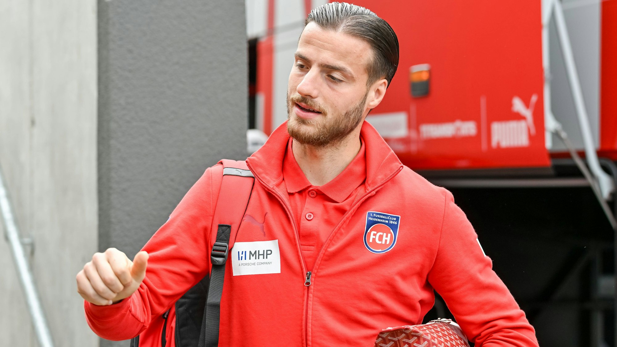 Diant Ramaj im Trainingsanzug des 1. FC Heidenheim.
