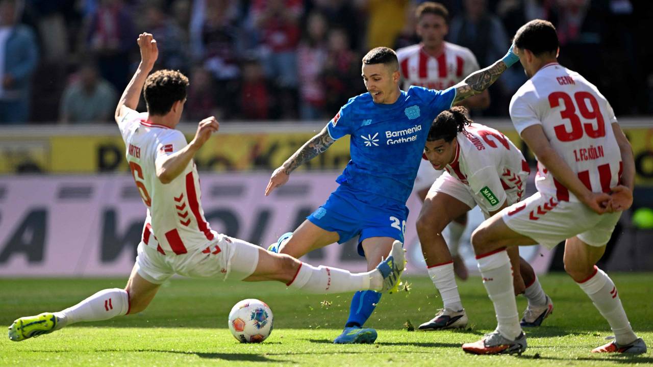 Derby zwischen dem 1. FC Köln und Bayer Leverkusen: Alejandro Grimaldo (Mitte, Leverkusen) schießt, Kölns Eric Martel grätscht.