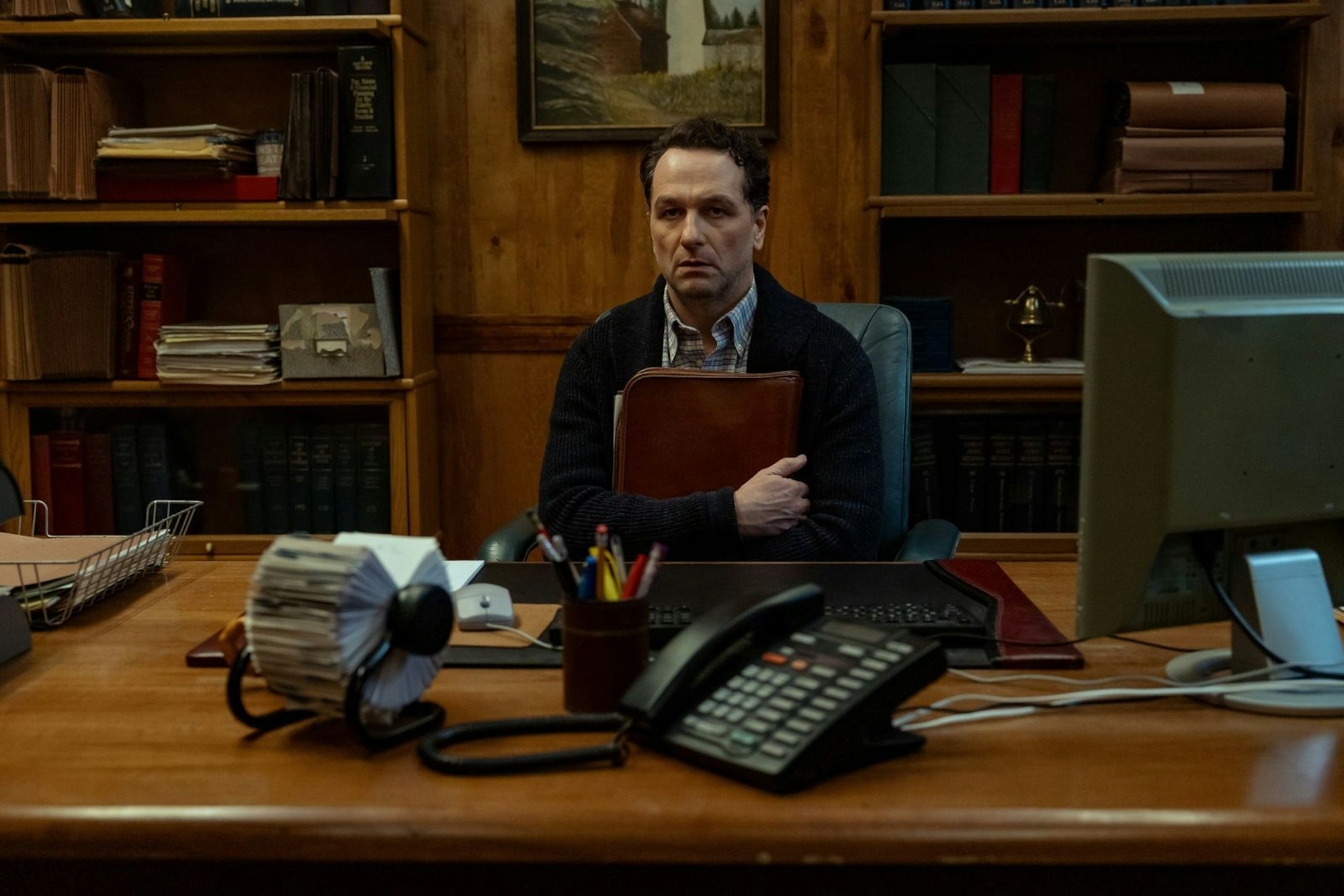 Keine Horrorgeschichte ist zu absurd, um wahr zu sein, wie der wenig respektierte Bürgermeister Tom Loftis (Matthew Rhys) am eigenen Leib erfährt. (Bild: Apple TV)