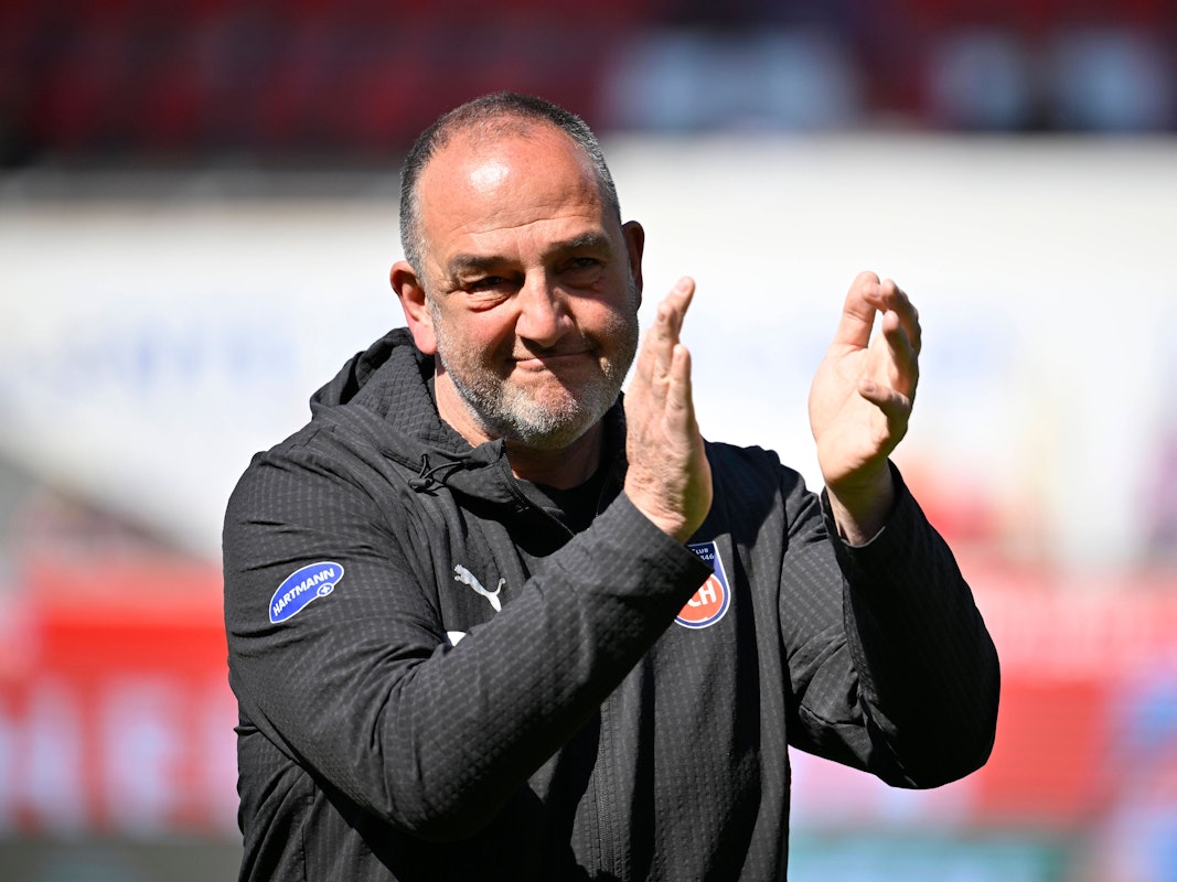 Frank Schmidt bedankt sich bei den Heidenheim-Fans.