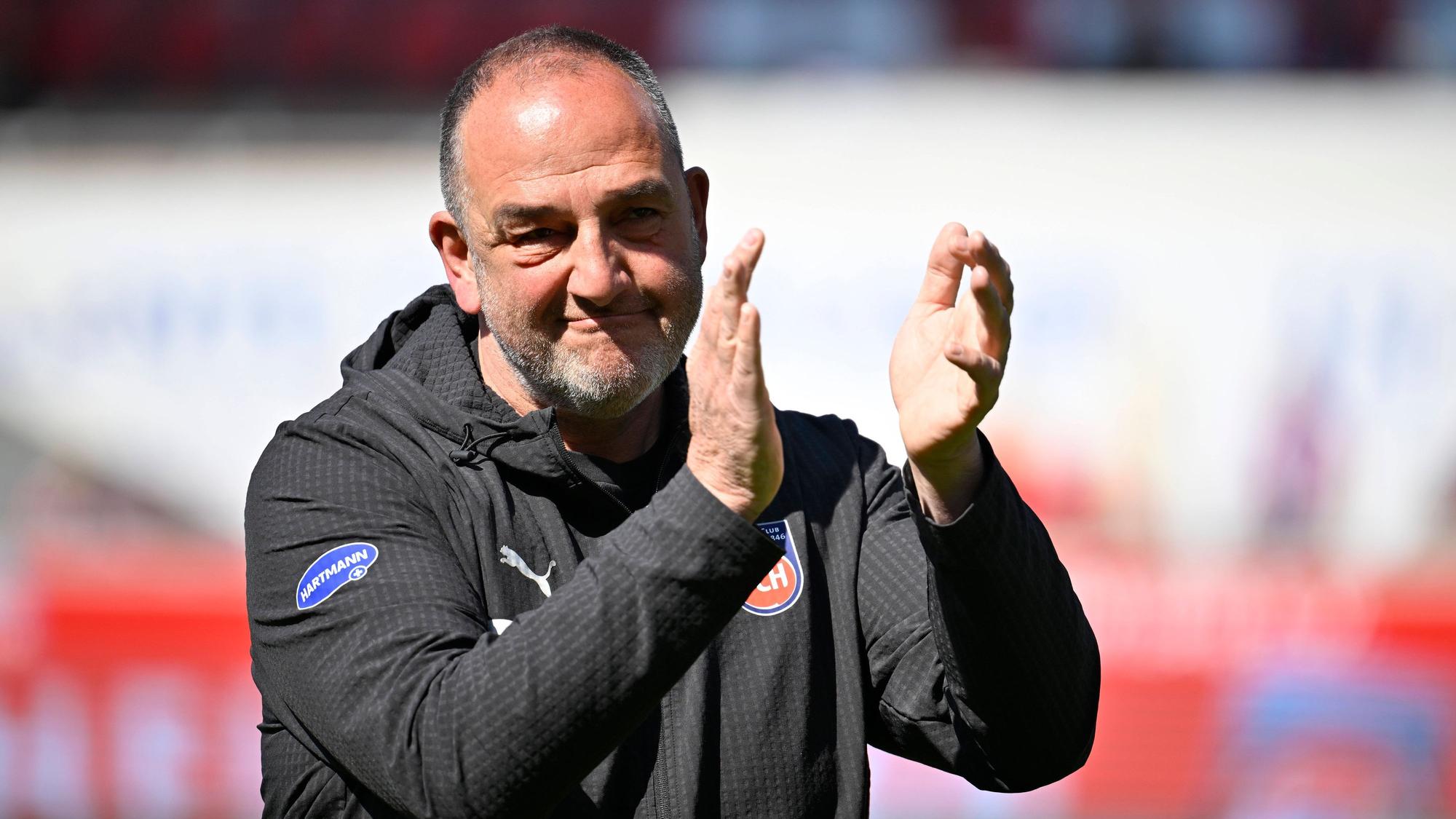 Frank Schmidt bedankt sich bei den Heidenheim-Fans.