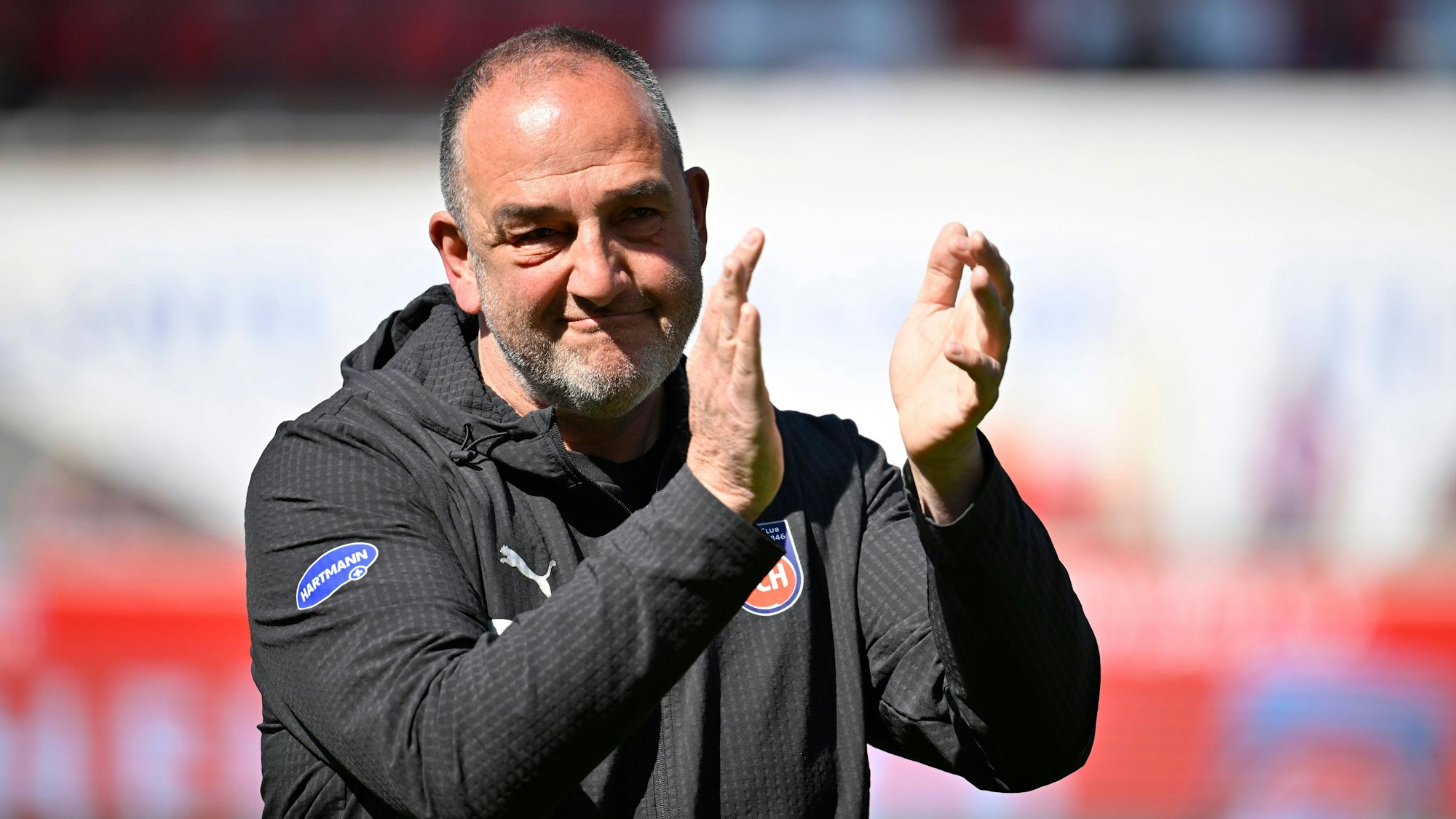 Frank Schmidt bedankt sich bei den Heidenheim-Fans.