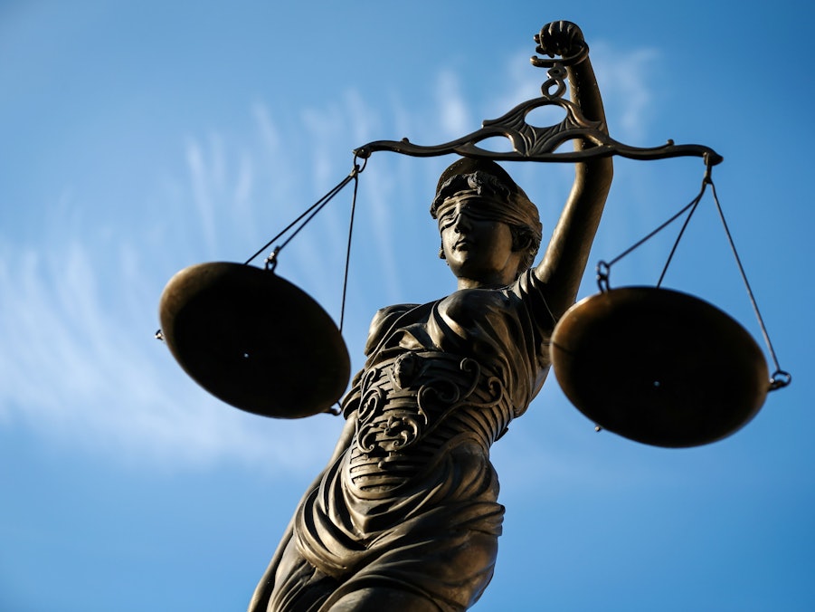 Justitia-Statue mit Waage