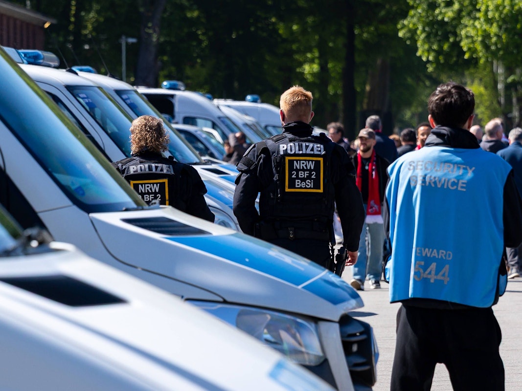 Polizeikräfte vor dem Rhein-Energie-Stadion.