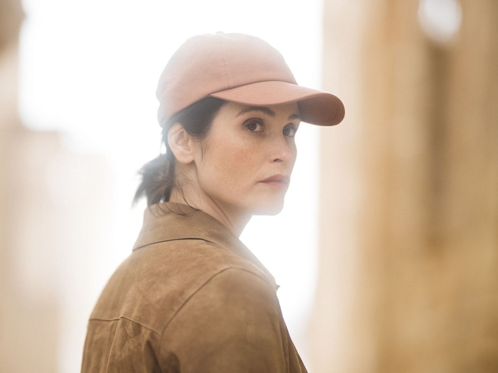 Kate Henderson (Gemma Arterton) hat auch ein Privatleben in London - mit Mann und zwei Kindern. Weil die Eltern allerdings beide stressige Jobs haben und sich ständig auf Abruf befinden, findet das Familienleben der Hendersons eher zwischen zwei Schlucken Kaffee statt. (Bild: Potboiler Productions & All3Media International)