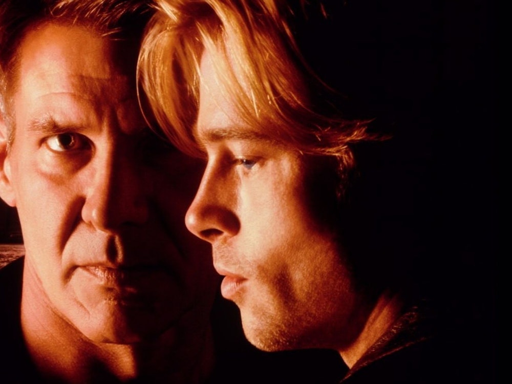 Der IRA-Untergrundkämpfer Frankie McGuire (Brad Pitt) reist unter falschem Namen in die USA ein und kommt bei dem ahnungslosen New Yorker Cop Tom O'Meara (Harrison Ford, links) und dessen Familie unter. (Bild: Columbia TriStar Pictures)