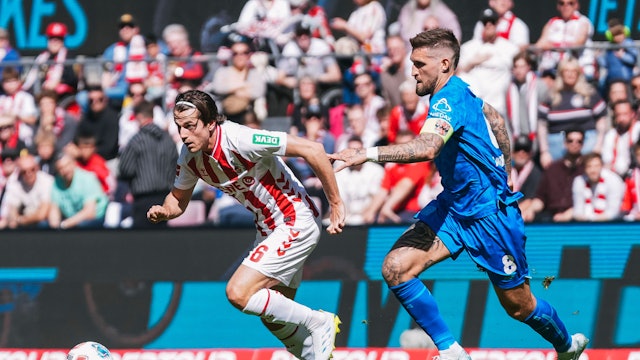 Jakub Kaminski im Duell mit Robert Andrich.