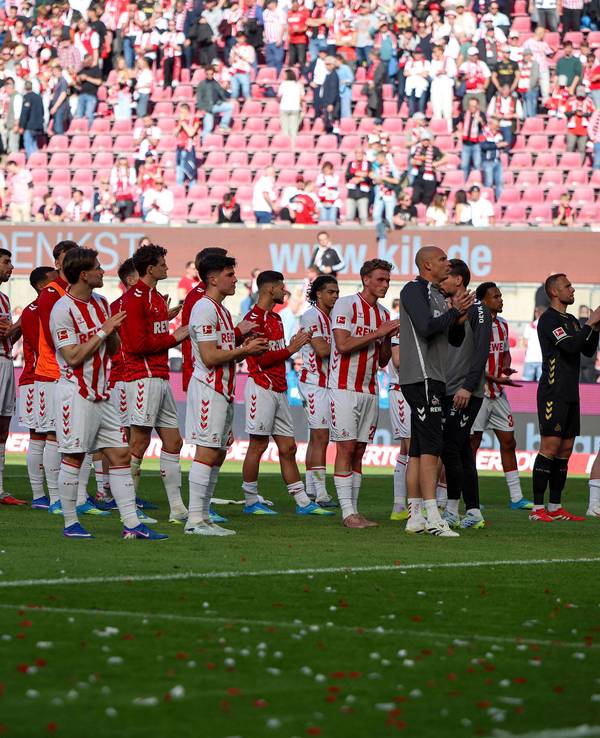 Die Spieler des 1. FC Köln im Stadion.