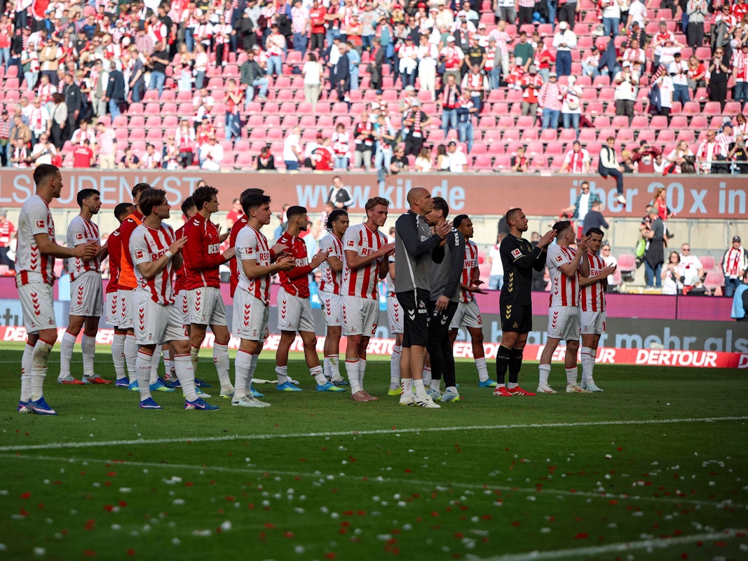Die Spieler des 1. FC Köln im Stadion.