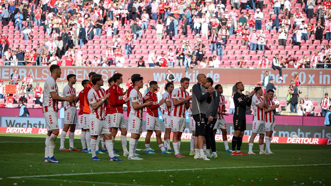 Die Spieler des 1. FC Köln im Stadion.