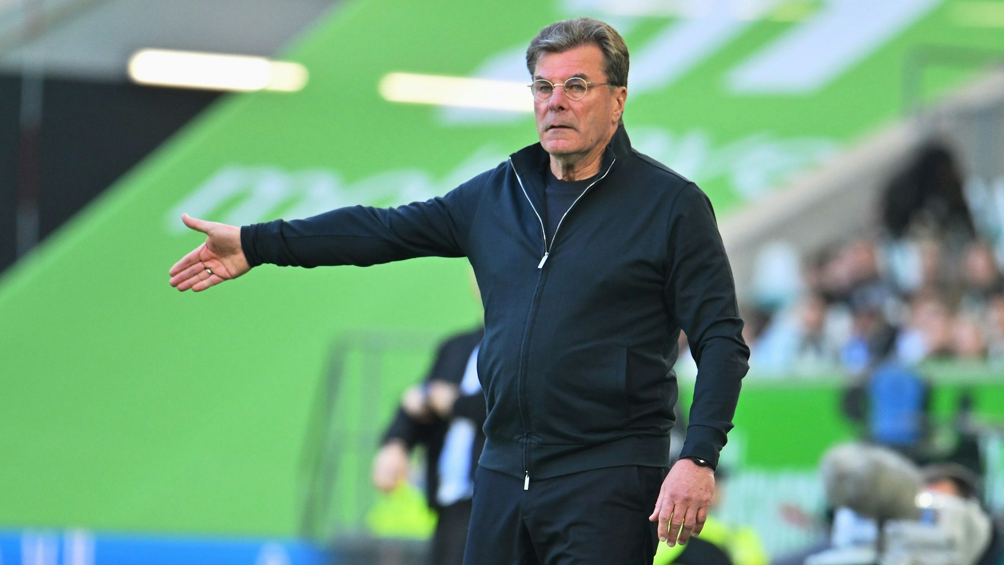 Beim Spiel des VfL Wolfsburg gestikuliert Dieter Hecking.