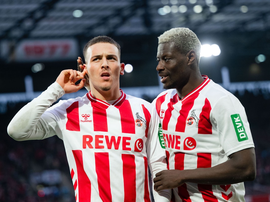 Said El Mala hält sich den Finger ans Ohr, Ragnar Ache steht neben ihm.