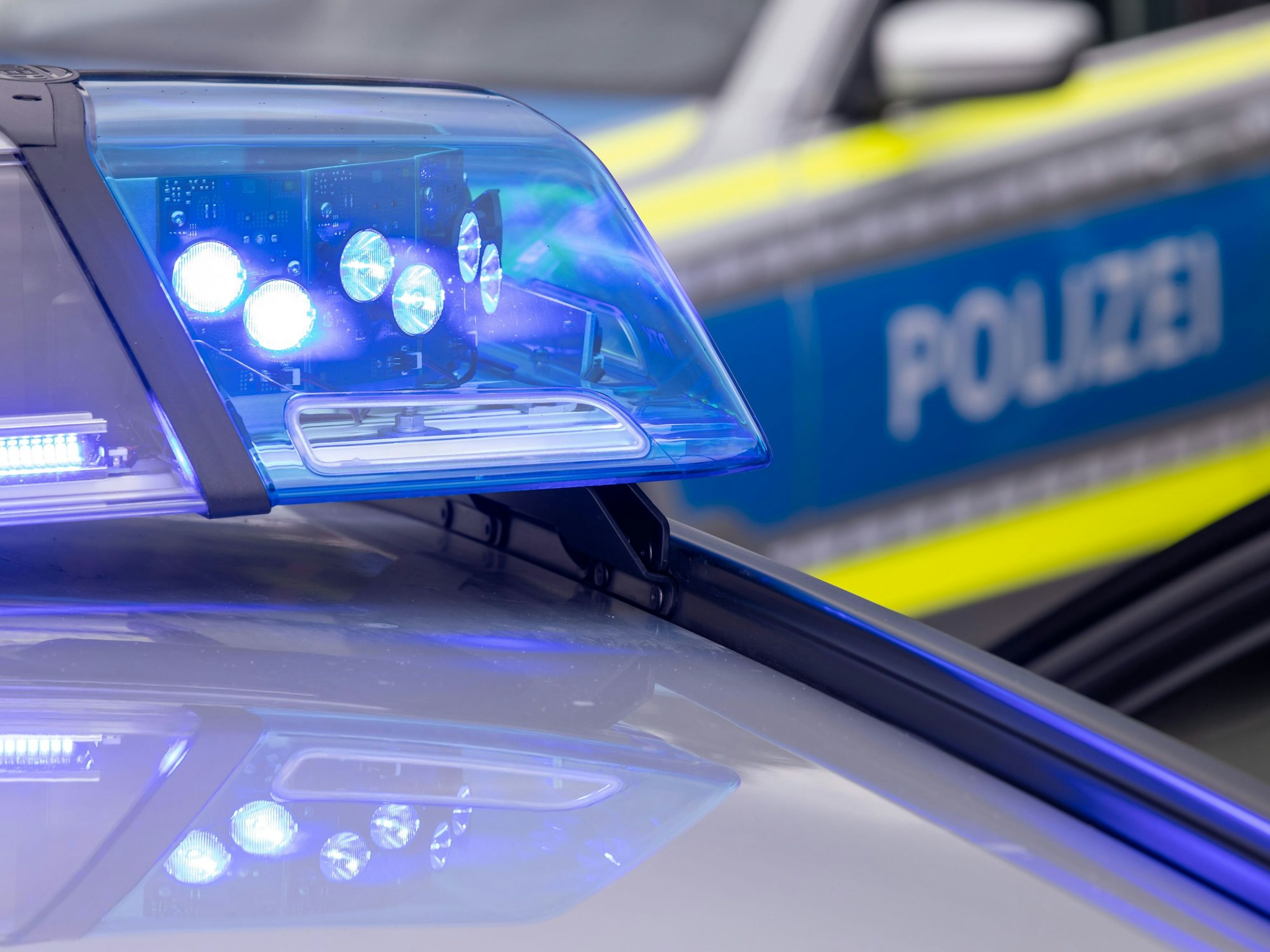 Ein Blaulicht auf dem Dach eines Polizeifahrzeugs.