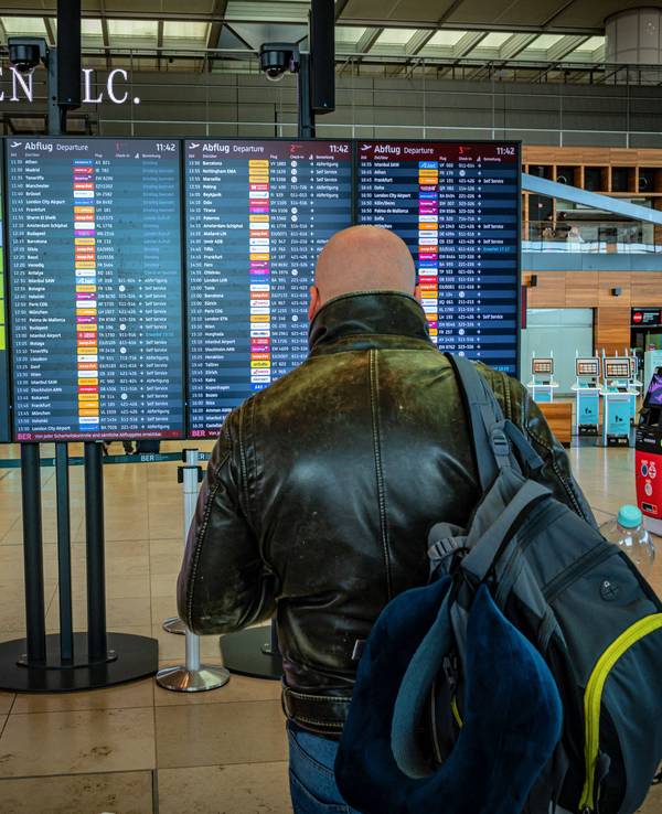 Der aus dem geschlossenen Maßregelvollzug in Köln entwichenen, 44-jährigen Alexander G. wurde im Flughafen Berlin Brandenburg (BER) festgenommen (Symbolbild).