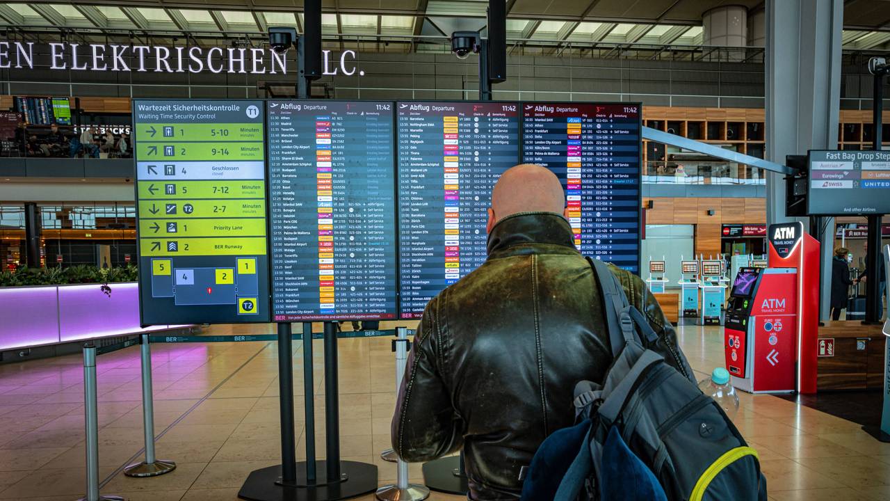 Der aus dem geschlossenen Maßregelvollzug in Köln entwichenen, 44-jährigen Alexander G. wurde im Flughafen Berlin Brandenburg (BER) festgenommen (Symbolbild).
