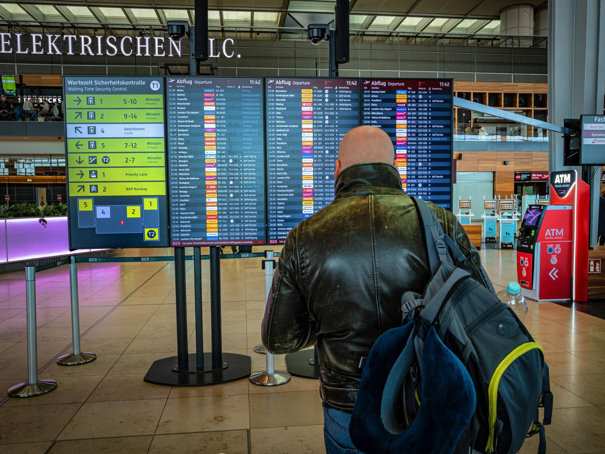 Der aus dem geschlossenen Maßregelvollzug in Köln entwichenen, 44-jährigen Alexander G. wurde im Flughafen Berlin Brandenburg (BER) festgenommen (Symbolbild).