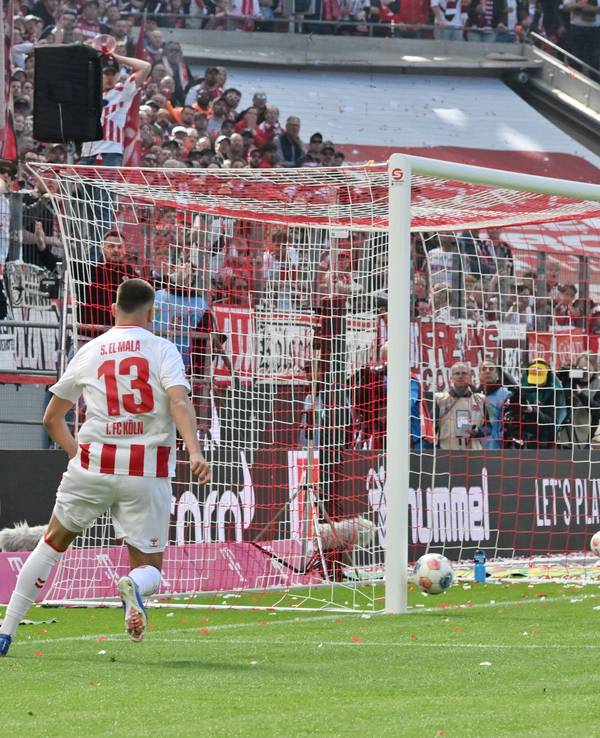 Said El Mala (1. FC Köln) traf vor dem leeren Tor nur den Pfosten.