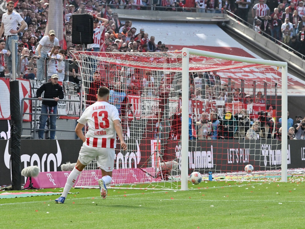 Said El Mala (1. FC Köln) traf vor dem leeren Tor nur den Pfosten.