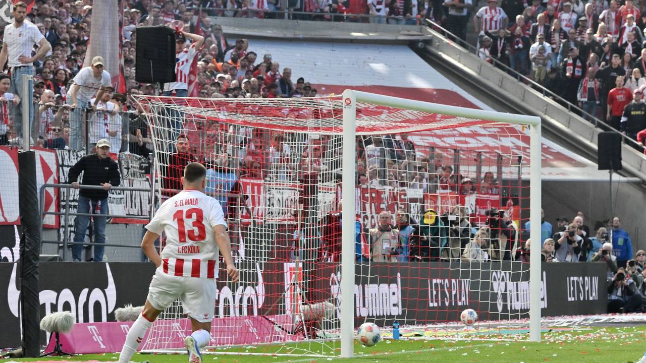 Said El Mala (1. FC Köln) traf vor dem leeren Tor nur den Pfosten.