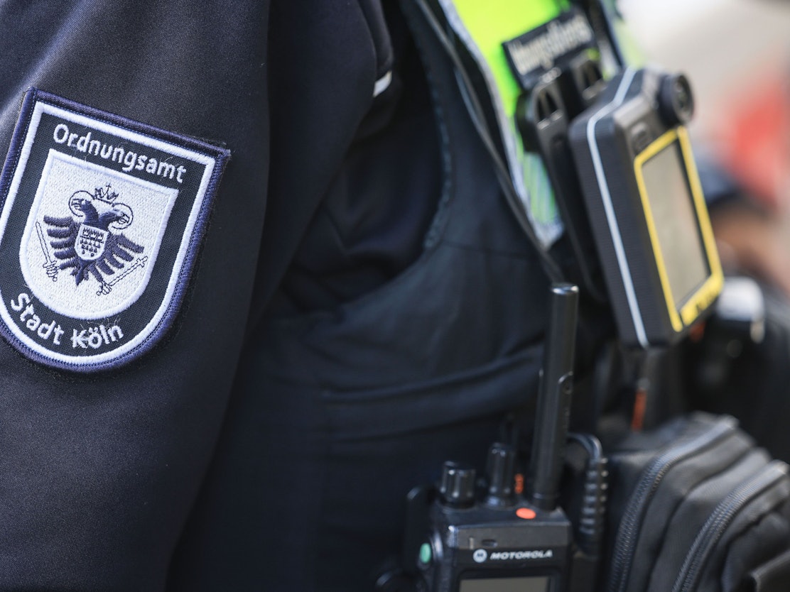 Ein Mitarbeiter vom Ordnungsamt ist in Köln im Einsatz.