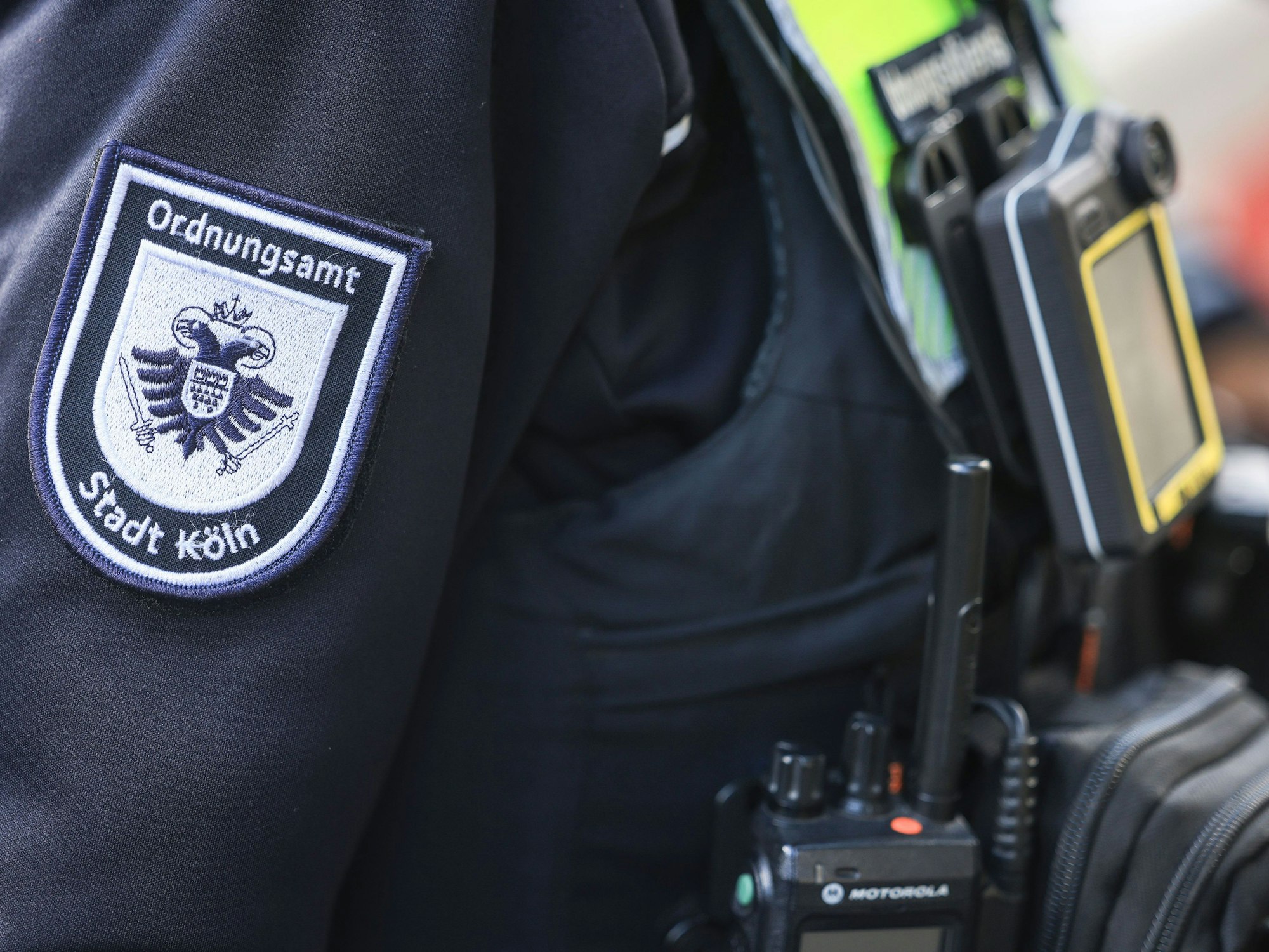 Ein Mitarbeiter vom Ordnungsamt ist in Köln im Einsatz.
