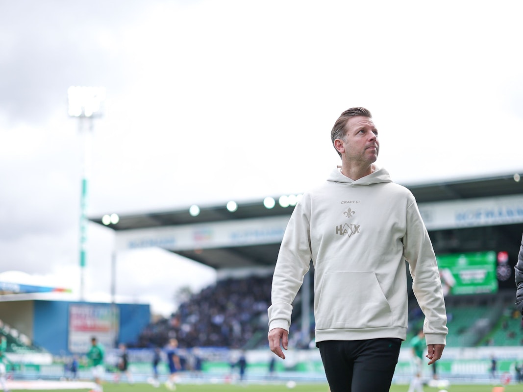 Trainer Florian Kohfeldt vom SV Darmstadt 98 geht vor dem Spiel über das Spielfeld.