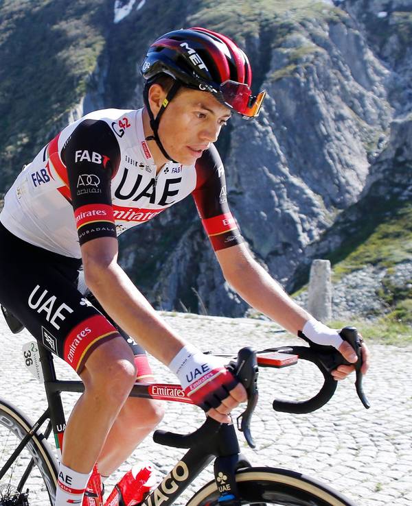 Radprofi Cristian Camilo Munoz fährt einen Berg hoch.