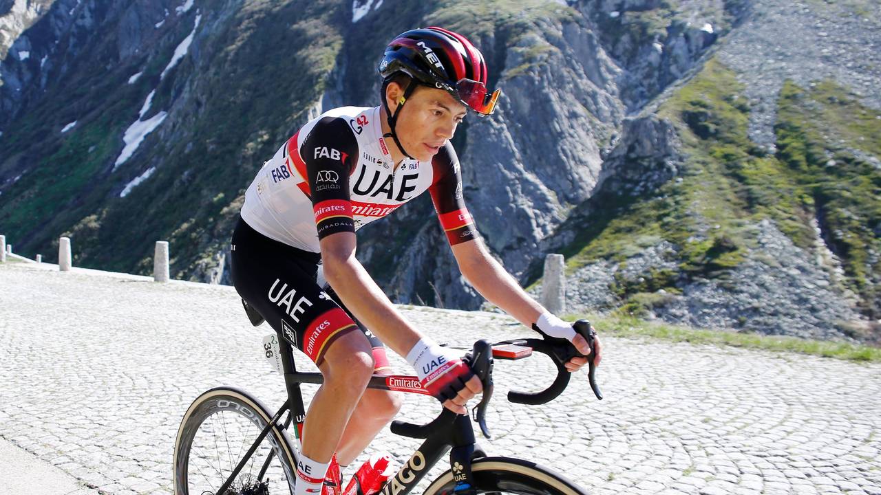 Radprofi Cristian Camilo Munoz fährt einen Berg hoch.