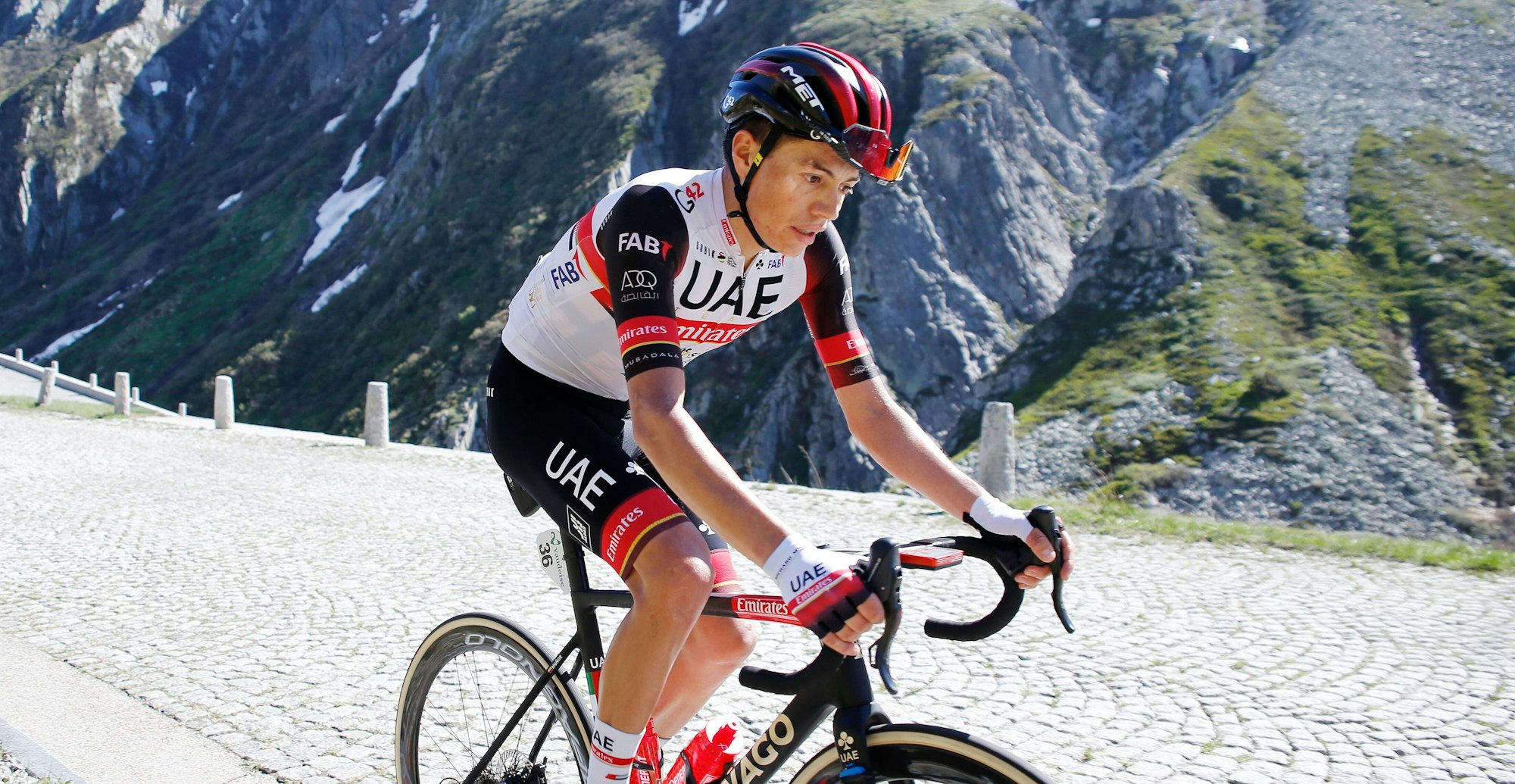 Radprofi Cristian Camilo Munoz fährt einen Berg hoch.