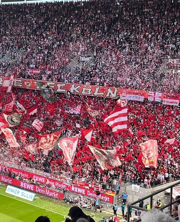 Konfetti in Rot und Weiß: FC-Fans feiern vor dem Derby gegen Leverkusen in Köln.