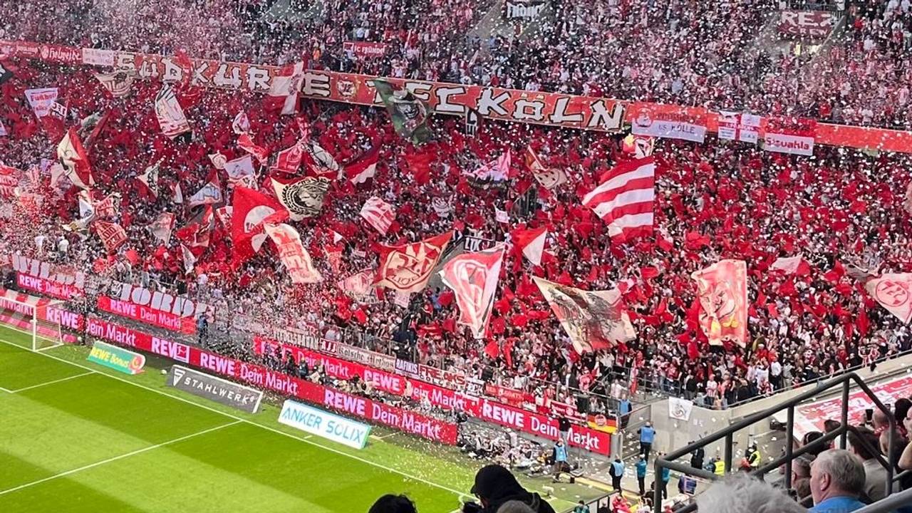 Konfetti in Rot und Weiß: FC-Fans feiern vor dem Derby gegen Leverkusen in Köln.