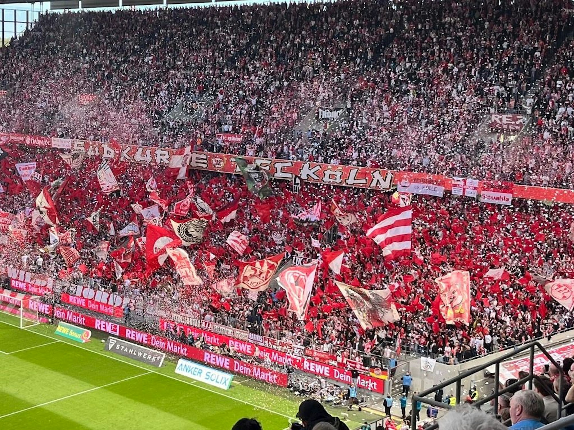 Konfetti in Rot und Weiß: FC-Fans feiern vor dem Derby gegen Leverkusen in Köln.