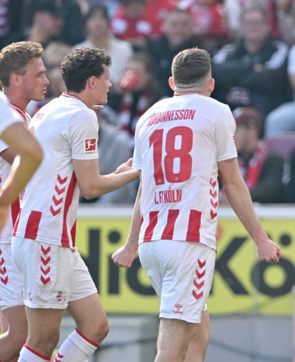 Robert Hartmann gibt im Spiel zwischen dem FC und Bayer Leverkusen Elfmeter.