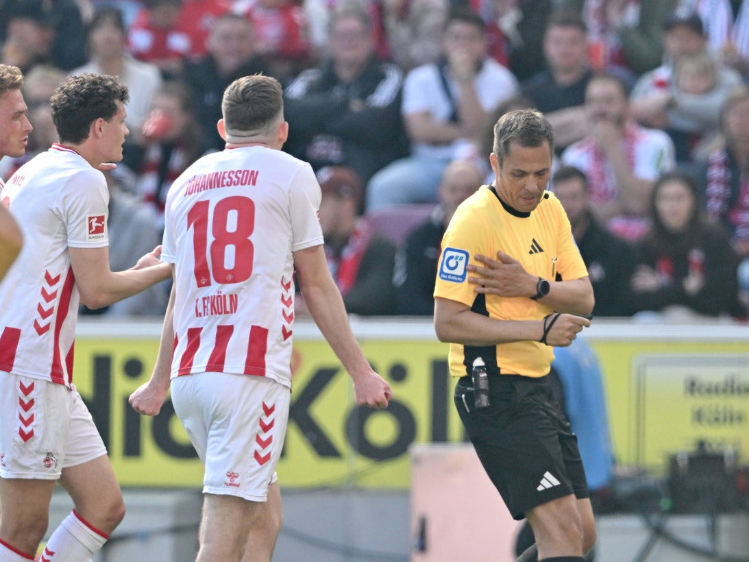 Robert Hartmann gibt im Spiel zwischen dem FC und Bayer Leverkusen Elfmeter.