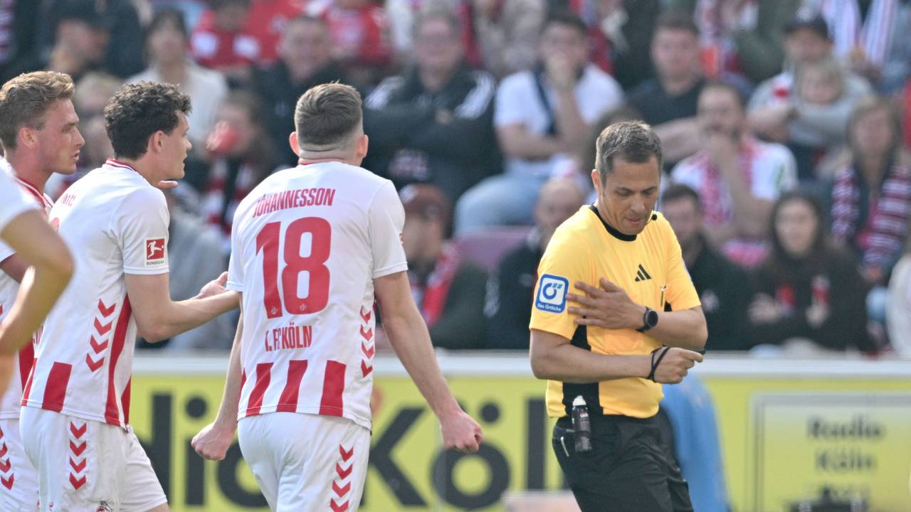 Robert Hartmann gibt im Spiel zwischen dem FC und Bayer Leverkusen Elfmeter.