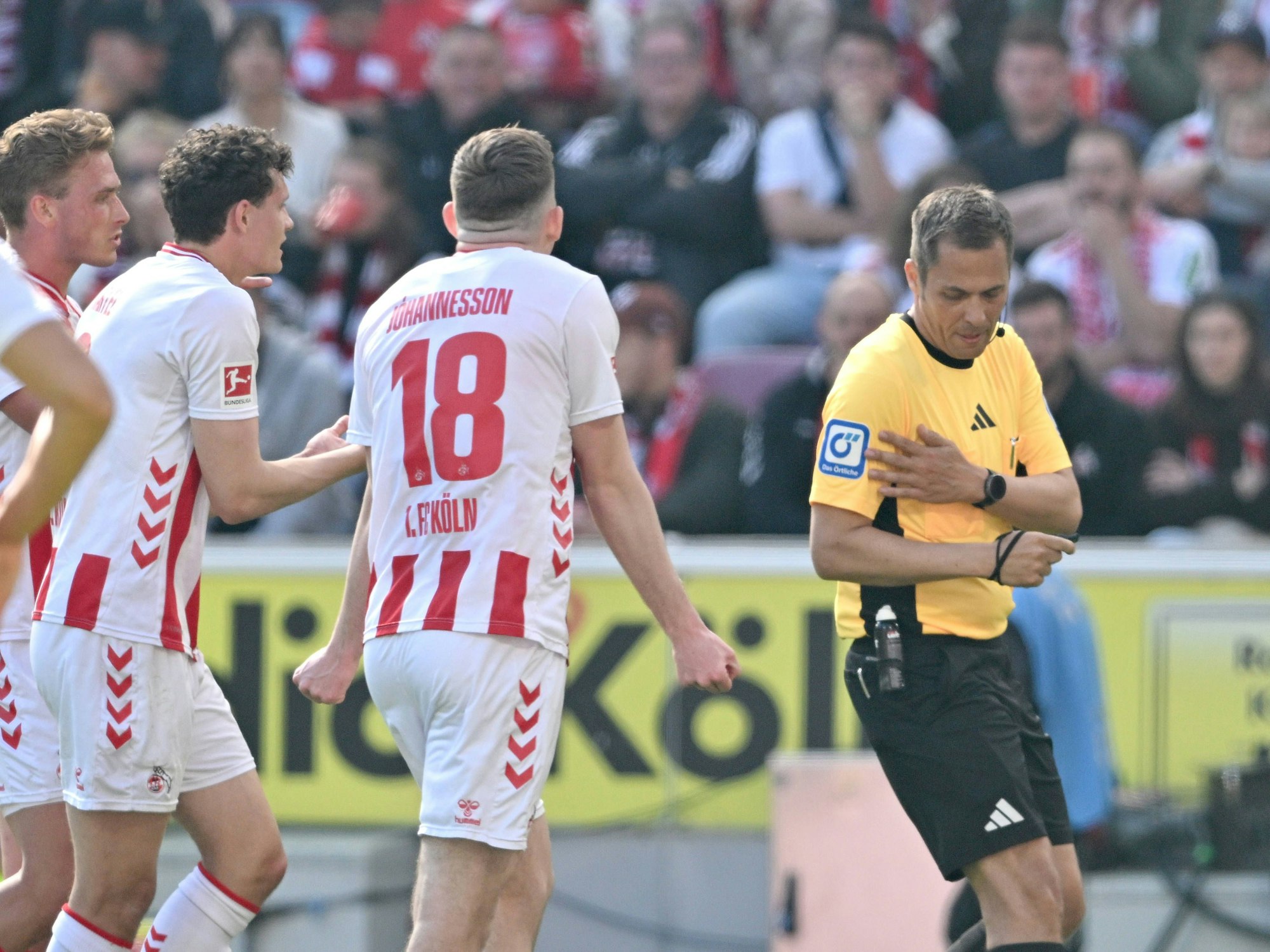 Robert Hartmann gibt im Spiel zwischen dem FC und Bayer Leverkusen Elfmeter.