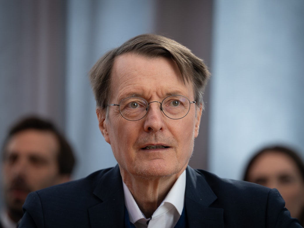 Karl Lauterbach (SPD), früherer Gesundheitsminister, hält sich mit einfachen Kraftübungen fit.