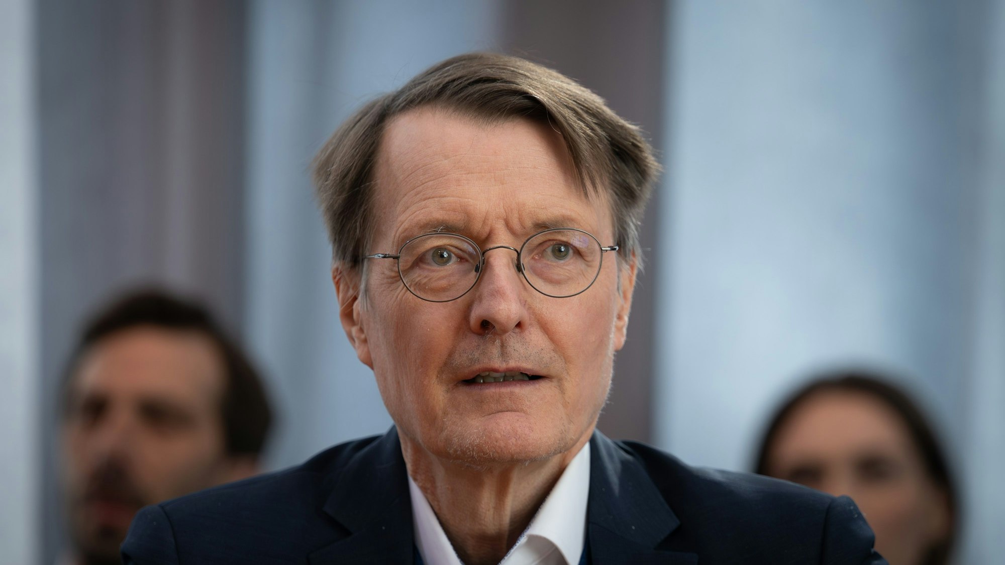 Karl Lauterbach (SPD), früherer Gesundheitsminister, hält sich mit einfachen Kraftübungen fit.