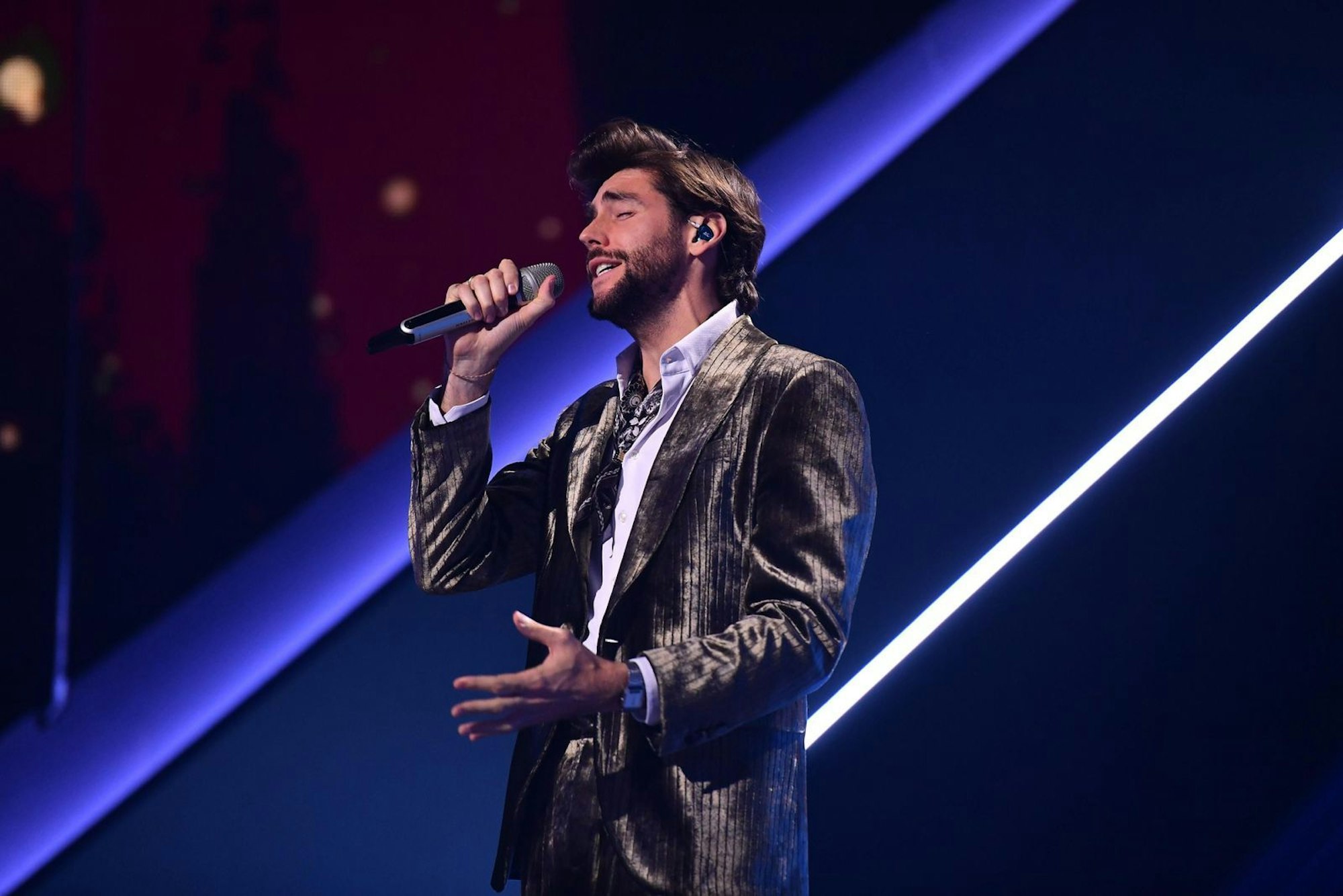 Auch Álvaro Soler darf mit den KI-Doubles singen. (Bild: Joyn / Julia Feldhagen)