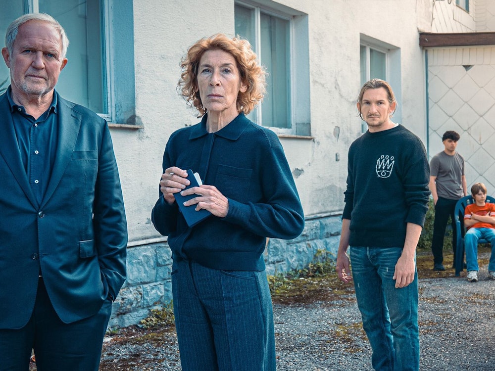Moritz Eisner (Harald Krassnitzer, links) und Bibi Fellner (Adele Neuhauser) ermitteln im „Tatort: Gegen die Zeit“ in einer betreuten Wohneinrichtung für schwierige Jugendliche. (Bild: ORF/Petro Domenig)
