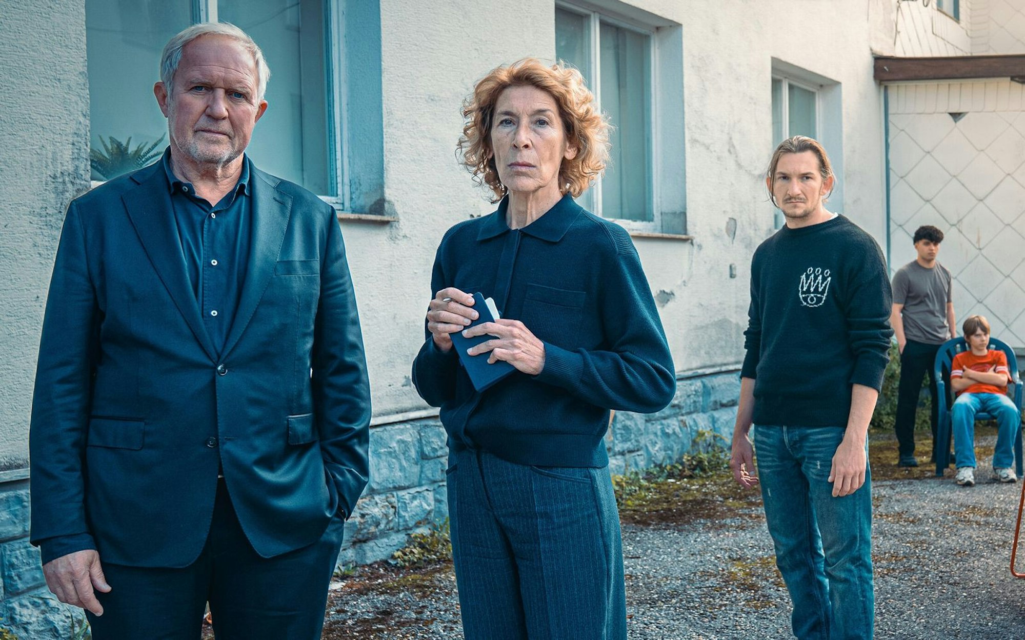 Moritz Eisner (Harald Krassnitzer, links) und Bibi Fellner (Adele Neuhauser) ermitteln im „Tatort: Gegen die Zeit“ in einer betreuten Wohneinrichtung für schwierige Jugendliche. (Bild: ORF/Petro Domenig)