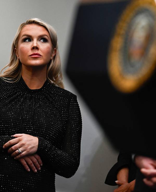 Die Pressesprecherin des Weißen Hauses, Karoline Leavitt, hört US-Präsident Donald Trump während einer Pressekonferenz im Brady Briefing Room des Weißen Hauses zu, kurz nach dem Schusswechsel.