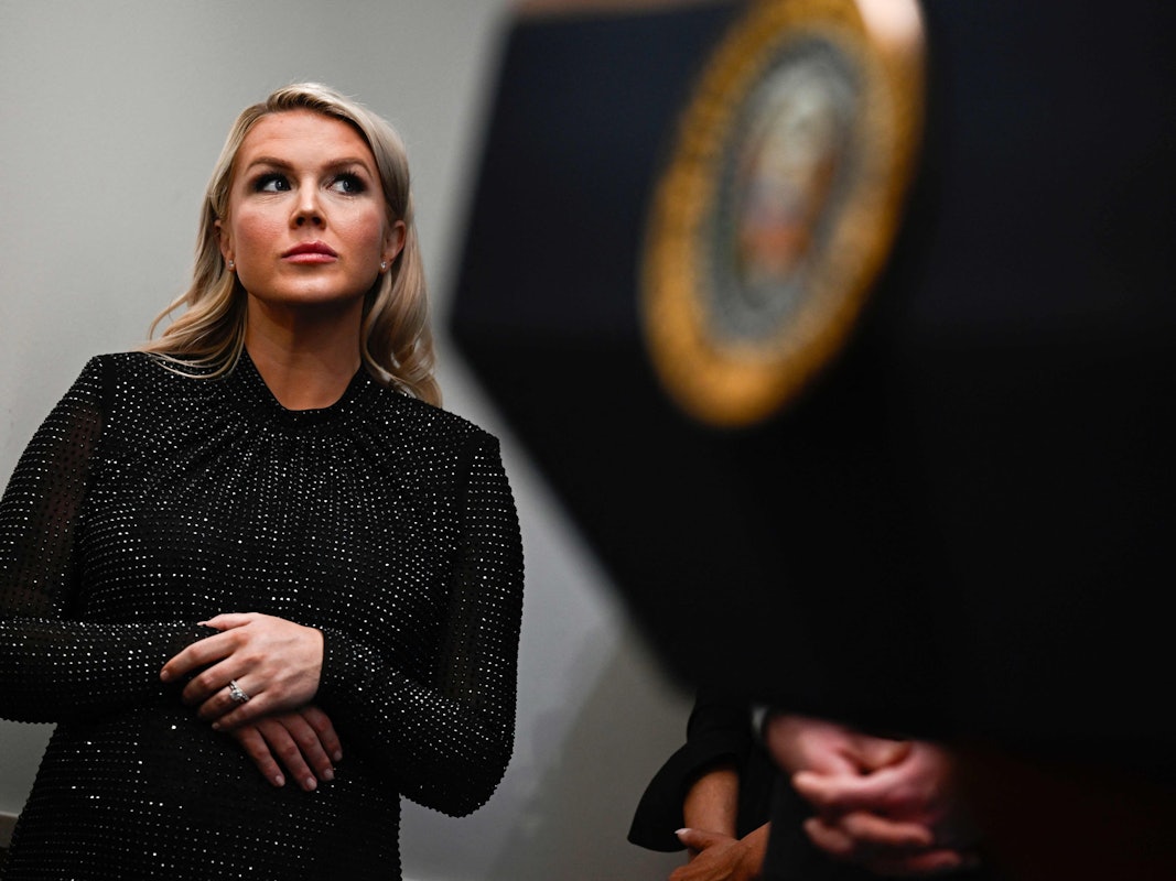 Die Pressesprecherin des Weißen Hauses, Karoline Leavitt, hört US-Präsident Donald Trump während einer Pressekonferenz im Brady Briefing Room des Weißen Hauses zu, kurz nach dem Schusswechsel.