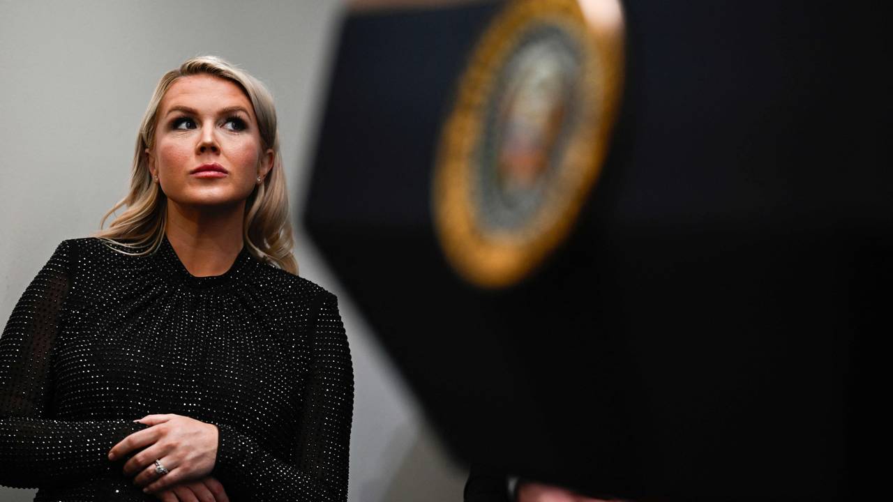 Die Pressesprecherin des Weißen Hauses, Karoline Leavitt, hört US-Präsident Donald Trump während einer Pressekonferenz im Brady Briefing Room des Weißen Hauses zu, kurz nach dem Schusswechsel.