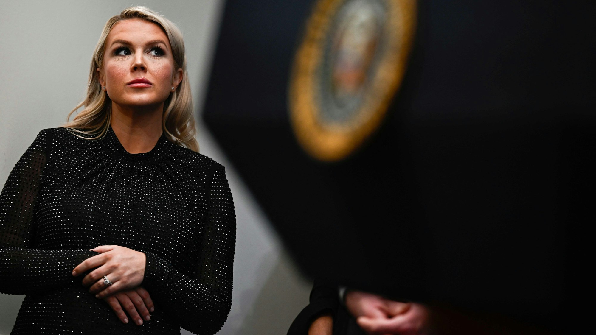 Die Pressesprecherin des Weißen Hauses, Karoline Leavitt, hört US-Präsident Donald Trump während einer Pressekonferenz im Brady Briefing Room des Weißen Hauses zu, kurz nach dem Schusswechsel.