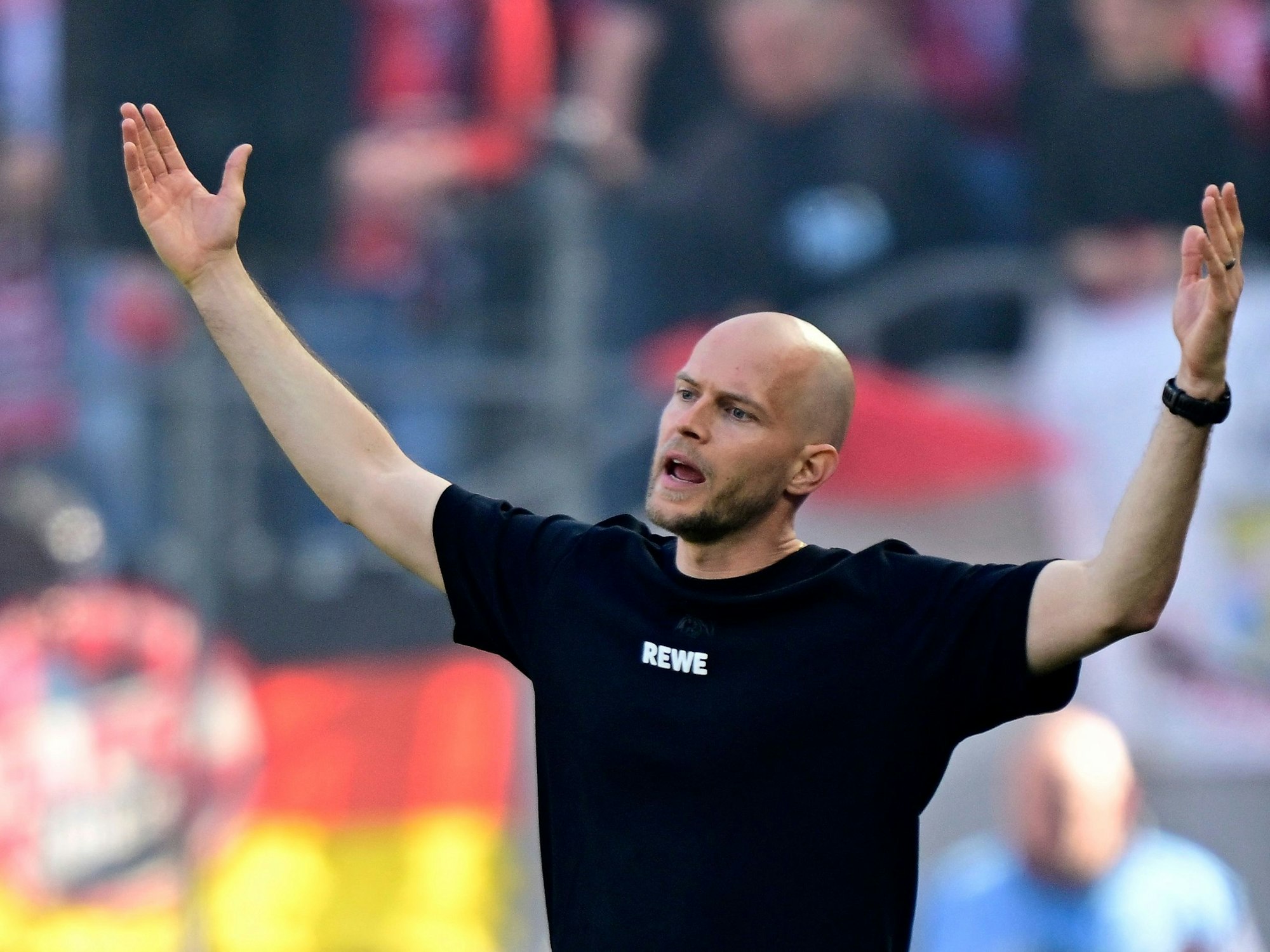 René Wagner beschwert sich und breitet die Arme aus.