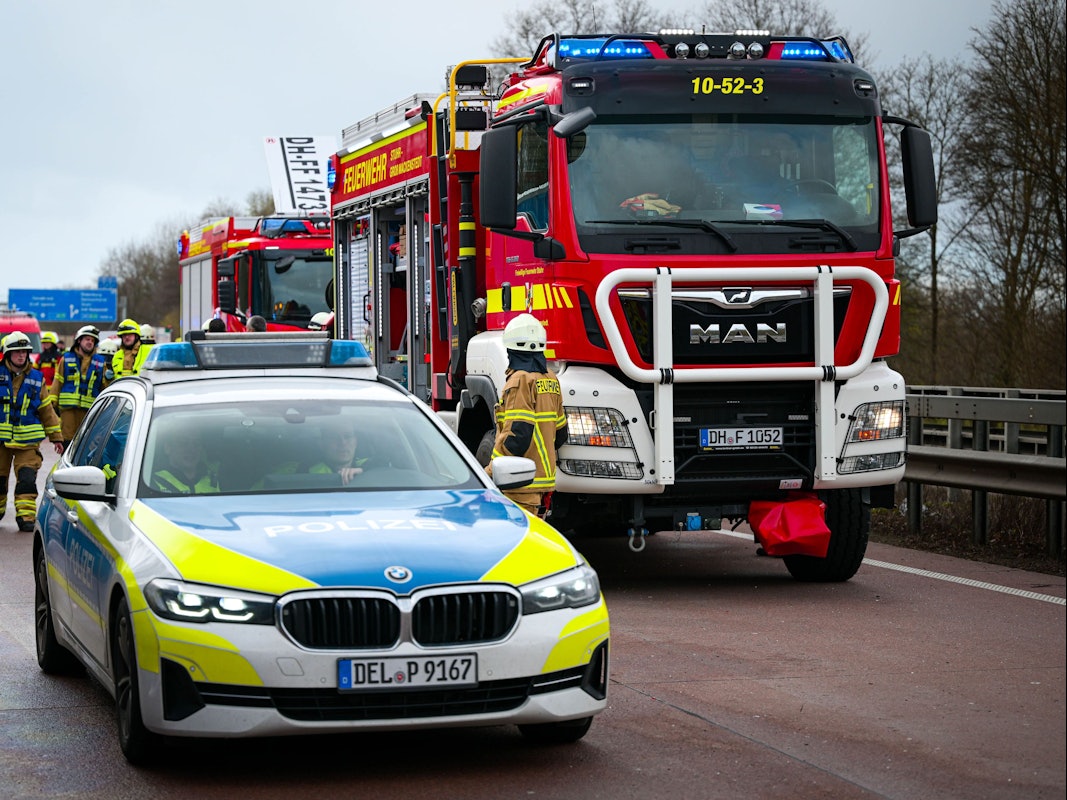Einsatzkräfte von Polizei und Feuerwehr bei einem Einsatz auf der A1