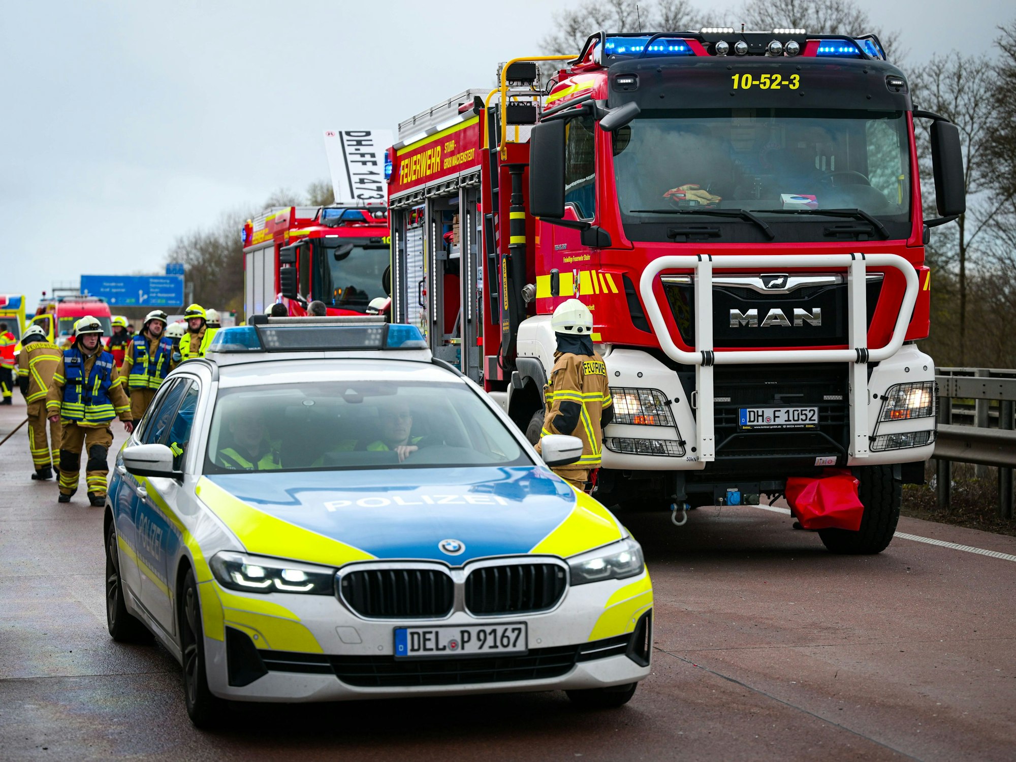 Einsatzkräfte von Polizei und Feuerwehr bei einem Einsatz auf der A1